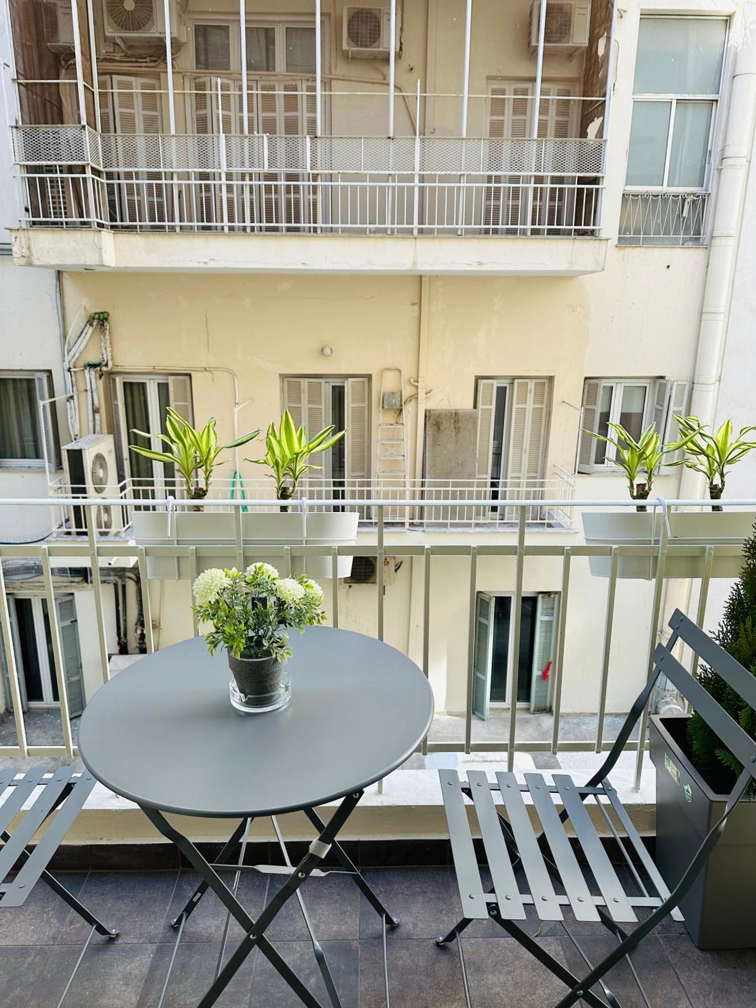 Aristotelous Square N.4 *